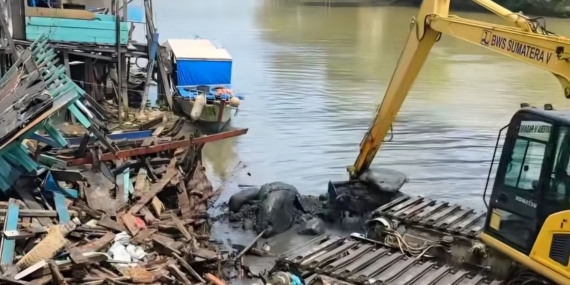 Pemko Padang Bersihkan Sungai Batang Arau