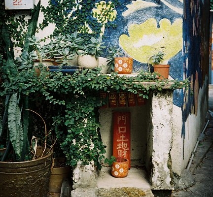 akiyama-film-takes-us-into-the-vintage-corners-of-hong-kong-and-tainan-with-the-lomo-mc-a
