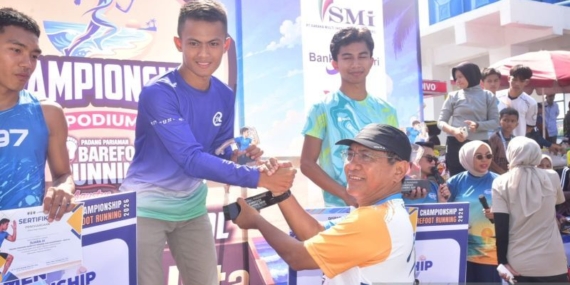 Ribuan orang ramaikan lari tanpa alas kaki di Padang Pariaman