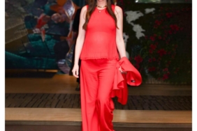 anne-hathaway-tampil-elegan-dengan-sandal-vivaia-emeline