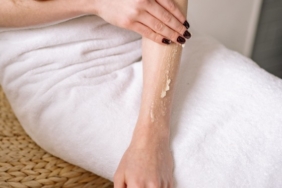 halus!-ini-7-cara-menggunakan-body-scrub