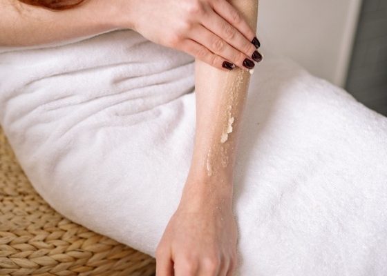 halus!-ini-7-cara-menggunakan-body-scrub