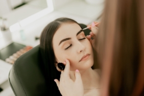 6-tutorial-membentuk-alis-natural-dengan-brow-pencil