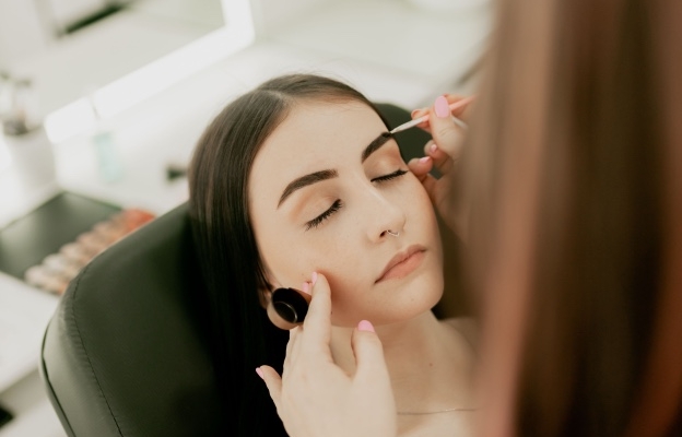6-tutorial-membentuk-alis-natural-dengan-brow-pencil