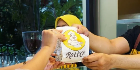 Sadar nggak, hampir tiap stasiun kereta punya outlet Roti O, ternyata ini alasannya
