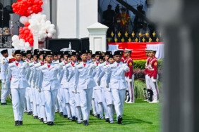 jelang-hut-ri,-songkok-bhs-dan-atlas-edisi-paskibraka-kembali-hadir