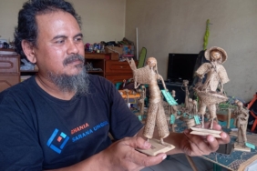 abah-koko-&-figur-karung-goninya-yang-terbang-ke-luar-negeri