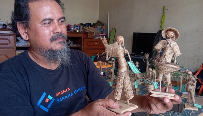 abah-koko-&-figur-karung-goninya-yang-terbang-ke-luar-negeri