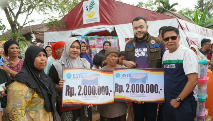 pemkot-padang-salurkan-bantuan-540-juta-bagi-warga-korban-banjir
