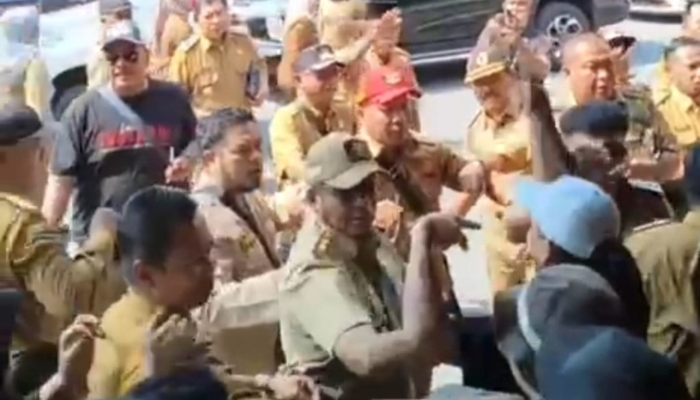 demo-pinjaman-rp786-m-di-jember:-massa-dan-kades-cekcok