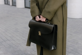 stylish!-ini-5-rekomendasi-tas-kerja-colorful-yang-elevate