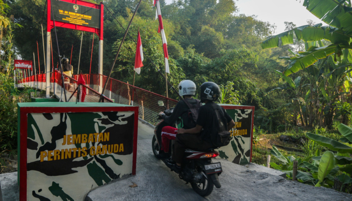 resmikan-3395-jembatan-dan-3.000-sumber-air,-presiden-prabowo-apresiasi-kinerja-tni-polri