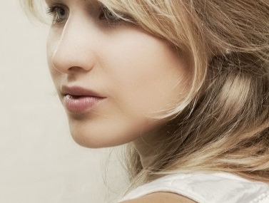 Mengenal Side-Swept Bangs: Ciri-Ciri & Cara Menatanya