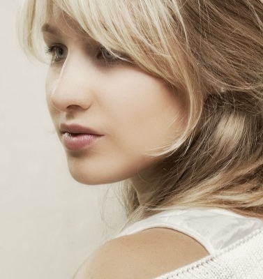mengenal-side-swept-bangs:-ciri-ciri-&-cara-menatanya