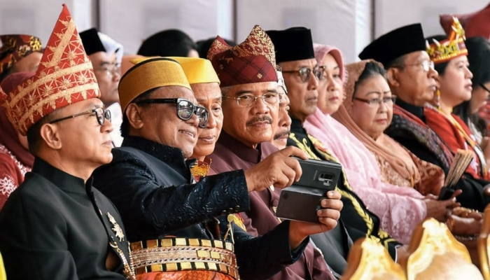 10-baju-adat-laki-laki-yang-simple-untuk-upacara-hut-ri