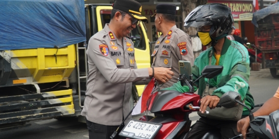 HUT RI ke-81 Polres Tegal Bagikan Bendera Merah kepada Pengguna Jalan