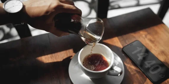 Daerah Ngagel penuh coffee shop, menunjukkan minimnya ruang publik di Surabaya