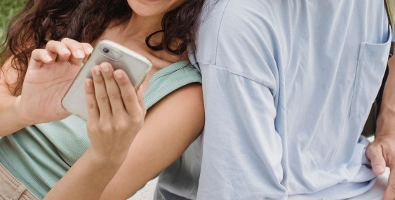 10 Caption Buat Pacar yang Singkat, Romantis, & Tidak Lebay