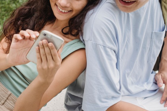10-caption-buat-pacar-yang-singkat,-romantis,-&-tidak-lebay