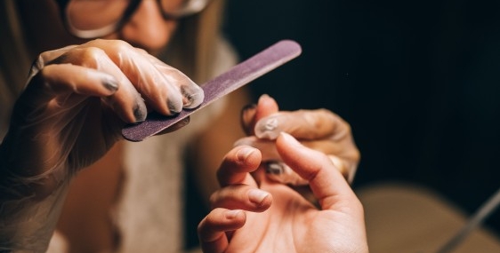 Mudah! 6 Cara Melepas Gel Nail Art yang Bisa Kamu Lakukan