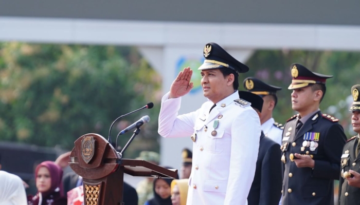 tak-ada-tenda-vip-saat-upacara-hut-ri,-bupati-lucky-hakim-ajak-pejabat-berjemur-2-jam