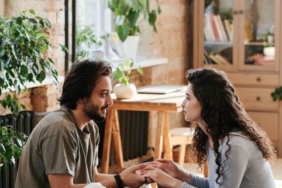 7-contoh-pertanyaan-deep-talk-untuk-mengenal-nilai-&-emosi