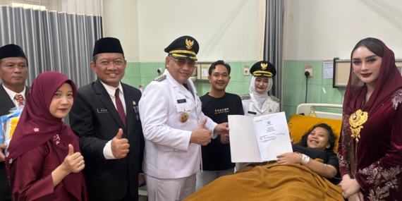 Wali Kota Tegal Serahkan Dokumen Kependudukan pada Ibu yang Melahirkan di 17 Agustus