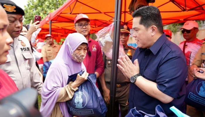 menpora-salurkan-bantuan-bola-hingga-sembako-peringati-hut-ri