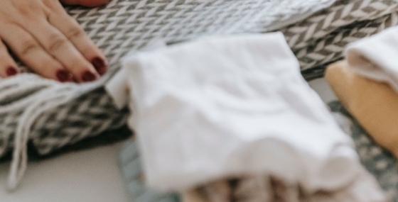 5 Cara Merapikan Baju Kusut Tanpa Setrika Praktis