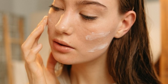 6 Tanda Skincare Tidak Cocok yang Perlu Diperhatikan
