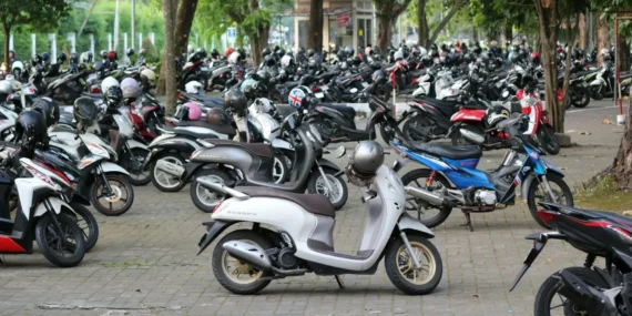Sudah tahu jalan di Lamongan jelek, kok malah beli Honda Scoopy, aneh!