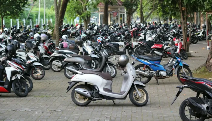 sudah-tahu-jalan-di-lamongan-jelek,-kok-malah-beli-honda-scoopy,-aneh!