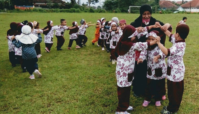 teng-bukuk,-permainan-tradisional-dari-bengkulu-yang-mirip-dengan-ular-naga