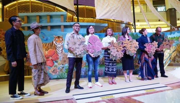 kapal-pinisi-1:1-dari-kardus-daur-ulang-hadir-di-pacific-place-jakarta