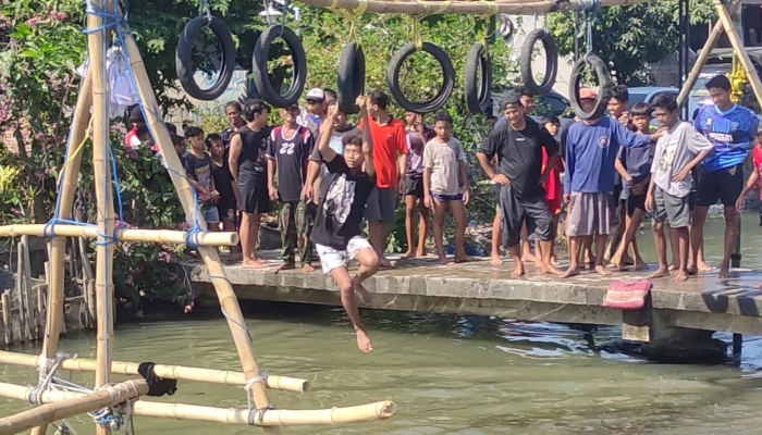 kemeriahan-hut-ke-81-ri:-warga-sidoarjo-gelar-lomba-ninja-warrior-kampung-berhadiah-perabot-rumah