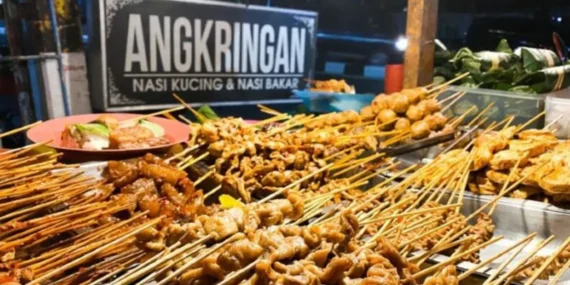 30 menit ngopi di angkringan, saya bisa mengakses puluhan informasi bawah tanah