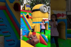 Kicau, kicau, kicau mania di depan balon minion sebelum lakukan salto. Wkwkwkwk lucu sekalii…