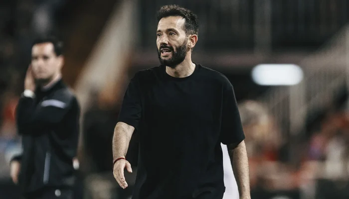 carlos-corberan-kecewa-valencia-kalah-dari-real-betis-di-mestalla