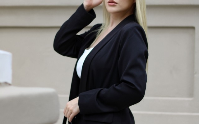 6-fashion-item-yang-membuat-outfit-kantor-terlihat-elegan