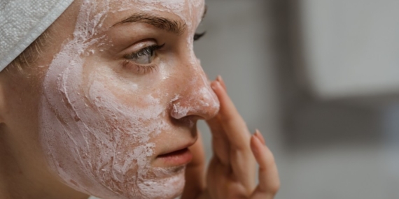 Segar! Ini 5 Kandungan Skincare untuk Tampilan Glass Skin