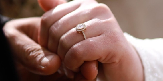 Letak Cincin Tunangan di Tangan Kiri dan Tradisinya