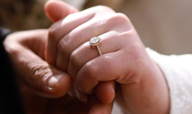 letak-cincin-tunangan-di-tangan-kiri-dan-tradisinya