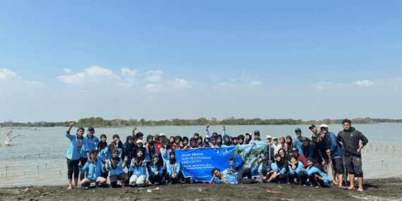 KKN MIT 22 Posko 188 Edukasi dan Tanam 500 Bibit Mangrove di Pesisir Kartika Jaya