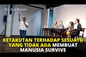 Ryu Hasan  – MANUSIA SUKA TEORI KONSPIRASI UNTUK BERTAHAN HIDUP