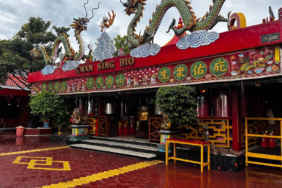 kelenteng-kwan-sing-bio-tuban,-kelenteng-terluas-di-asia-tenggara-dengan-gapura-kepiting-raksasa