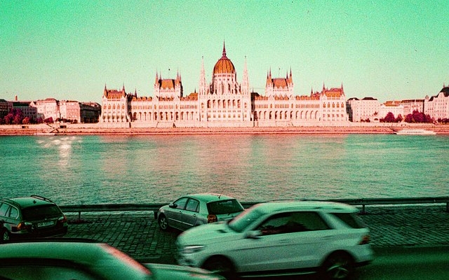 budapest-on-lomography-film:-peter-seljan’s-street-photography