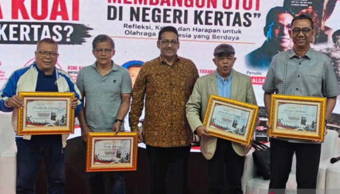 algadri-tawarkan-lima-solusi-di-buku-“membangun-otot-di-negeri-kertas”