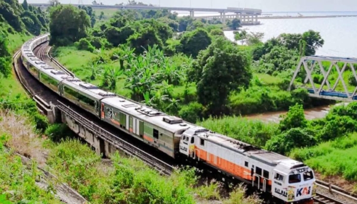 gunung-anak-krakatau-erupsi,-kai-buka-suara:-perjalanan-kereta-api-tetap-jalan?