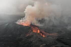 erupsi-anak-krakatau-makin-bikin-cemas,-6-bandara-ditutup-dan-bnpb-siapkan-hujan-buatan