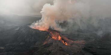 erupsi-anak-krakatau-makin-bikin-cemas,-6-bandara-ditutup-dan-bnpb-siapkan-hujan-buatan